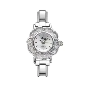 Elegante silberne Quarzuhr für Damen in Kamelienform mit Edelstahlarmband, modisch.