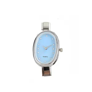 Elegante reloj de cuarzo ovalado para mujer con esfera azul claro y diamantes - Correa plata