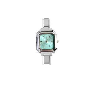 Detalle del reloj de cuarzo modular DIY con esfera verde menta y correa de metal plata