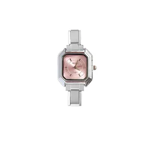 Vista detallada de un reloj de cuarzo para mujer con esfera rosa y correa plateada