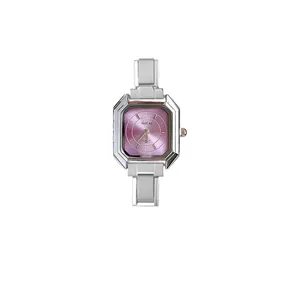 Detalle de reloj de cuarzo cuadrado para mujer con esfera púrpura y correa plateada