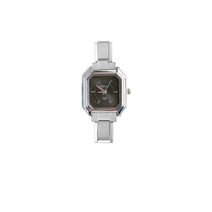 Vista detallada de un elegante reloj de cuarzo plateado para mujer con esfera gris octogonal