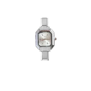 Elegante reloj de cuarzo cuadrado plateado para mujer con pulsera de eslabones modulares.