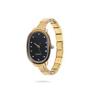 Vista dettagliata dell'orologio al quarzo ovale da donna con cinturino modulare in oro