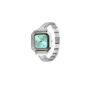 Reloj de cuarzo cuadrado plateado para mujer con esfera verde menta y correa de eslabones.
