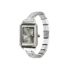 Vista lateral detallada de un elegante reloj de cuarzo rectangular de acero mujer