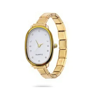 Primo piano dell'elegante orologio al quarzo ovale dorato con strass e cinturino a moduli