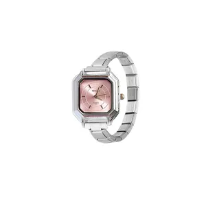 Elegante reloj de cuarzo cuadrado para mujer con esfera rosa y correa de metal plateada.