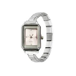 Vista detallada de un elegante reloj de cuarzo rectangular de acero inoxidable para mujer.