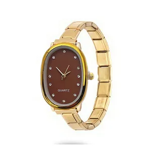 Dettaglio dell'elegante orologio al quarzo ovale da donna con quadrante marrone e strass