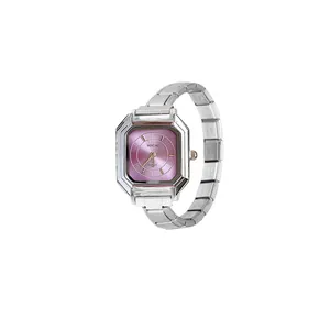 Elegante reloj modular plateado con una vibrante esfera de cuarzo cuadrada violeta