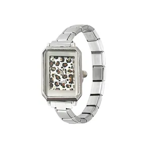 Detalle de reloj rectangular plateado para mujer con esfera de leopardo y correa