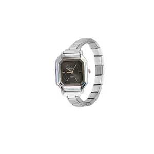 Detalle de reloj de cuarzo cuadrado para mujer con correa de metal modular DIY