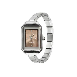 Primer plano de un elegante reloj de cuarzo rectangular de acero inoxidable plateado