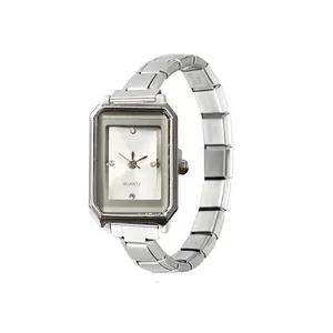 Detalle elegante de un reloj de cuarzo rectangular plateado con correa de acero