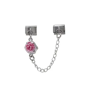 Detailansicht eines rosa Rosen-Anhängers für ein italienisches Modular-Armband DIY