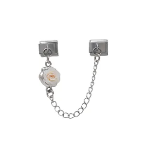 Detailansicht der italienischen Armband-Sicherheitskette mit zartem weißem Rosenanhänger