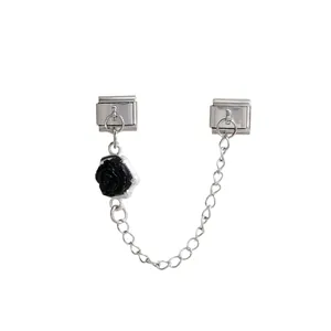 Detailansicht einer silbernen italienischen Charm-Kette mit schwarzer Rose für Armbänder