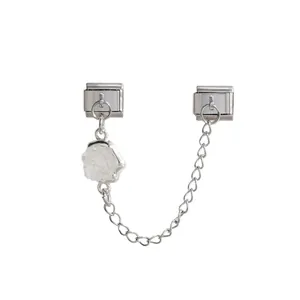 Detailaufnahme eines silbernen italienischen Modul-Charms mit weißer Rose und Kette.