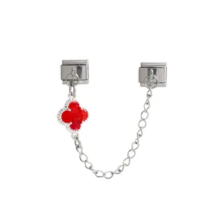Detaillierte Ansicht des italienischen Charm-Armband-Glieds mit rotem Kleeblatt-Anhänger aus Stahl