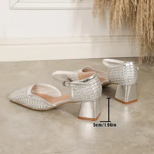 Vista detallada de los zapatos Mary Jane trenzados plateados con medida de tacón de 5 cm