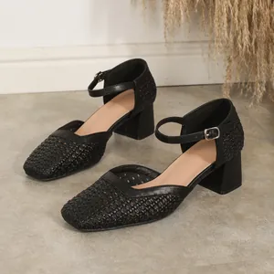 Vista detallada de los zapatos Mary Jane negros trenzados con punta cuadrada