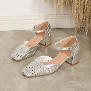 Vista detallada de los zapatos Mary Jane trenzados plateados con tacones gruesos y correas