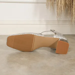 Vista detallada de los zapatos Mary Jane trenzados en plata con suela texturizada