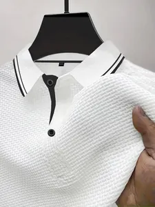 Gedetailleerde macro-opname van een wit wafelgebreid poloshirt met contrastkraag