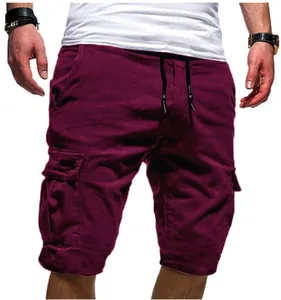Detailopname van de donkerrode casual cargoshort met ontwerp met meerdere zakken.