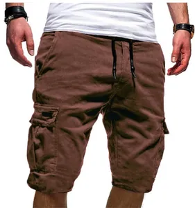 Detail van bruine heren cargo shorts met grote zijzakken en een verstelbaar trekkoord