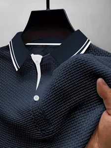 Detail van mesh ijszijde poloshirt met ademende textuur en gestreepte kraag