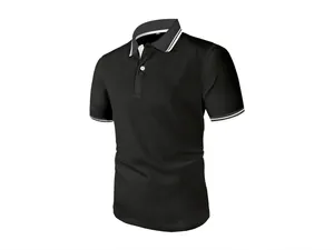 Detailweergave van de zwarte wafelgebreide polo met gestreepte kraag en knopen