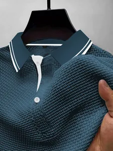 Detailopname van blauw mesh ijshuid poloshirt met honingraattextuur en gestreepte kraag