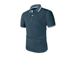 Macro weergave van donkerblauw ademend ijszijde mesh weefsel op poloshirt met korte mouwen voor heren