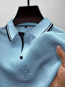 Macro detail van ademende lichtblauwe mesh stof voor heren ice silk poloshirt