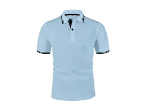 Detailopname van lichtblauw mesh poloshirt met ademende textuur en gestreepte kraag