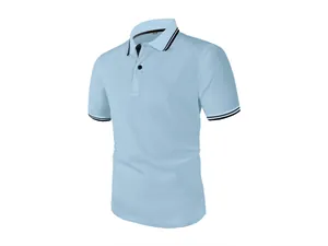 Detail van lichtblauw ijszijde poloshirt met gestreepte kraag en knoopsluiting