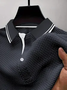Detailopname van zwart mesh ijszijde poloshirt met ademende wafeltextuur