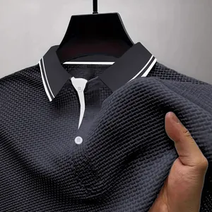 Heren polo met korte mouwen van ademend ice silk mesh en gestreepte kraag.