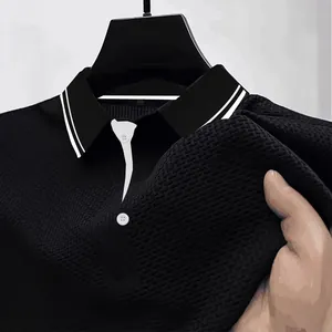 Luxe zwart heren poloshirt van mesh ijzijde voorzien van een gestreepte overhemdkraag