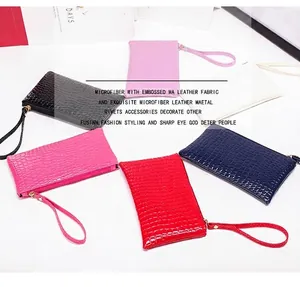 Detailopname van modieuze polstasjes met krokodillenprint in diverse felle kleuren