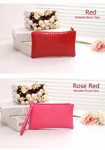 Detailopname van rode en roze clutch-tassen met krokodillenprint en polsbandje