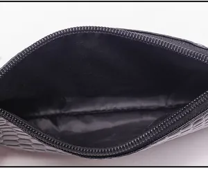 Macro-weergave van het binnenvak en de zwarte stoffen voering van de stijlvolle clutch.