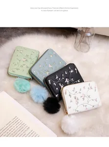 Colección de carteras cortas bordadas con flores y pompones en cuatro colores suaves