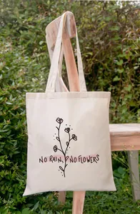 Detail van de No Rain No Flowers bloemenprint op een natuurlijke canvas draagtas