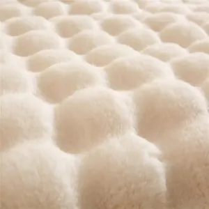 Gros plan d'une couverture épaisse en fausse fourrure de lapin avec texture bulles