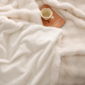 Détail montrant la texture épaisse et douce de la couverture blanche en fausse fourrure