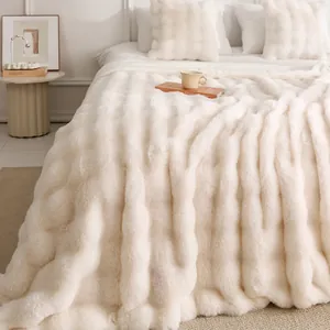 Texture détaillée d'une couverture épaisse en fausse fourrure de lapin beige doux