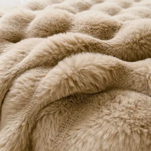 Détail en gros plan d'une couverture en fausse fourrure de lapin beige douce et épaisse
